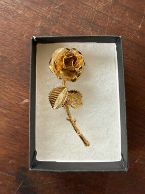 Vintage Gold Tone Textured Flower Rose Brooch Pin Box Women Jewelry Hudson’s Bay